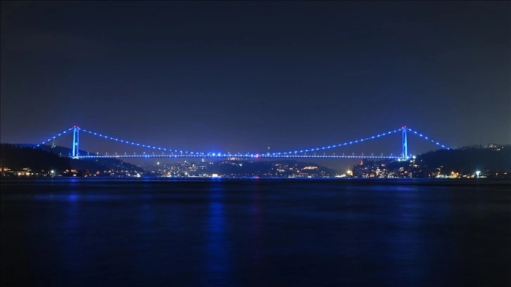FSM Köprüsü kolon kanseri farkındalığı için mavi renge büründü