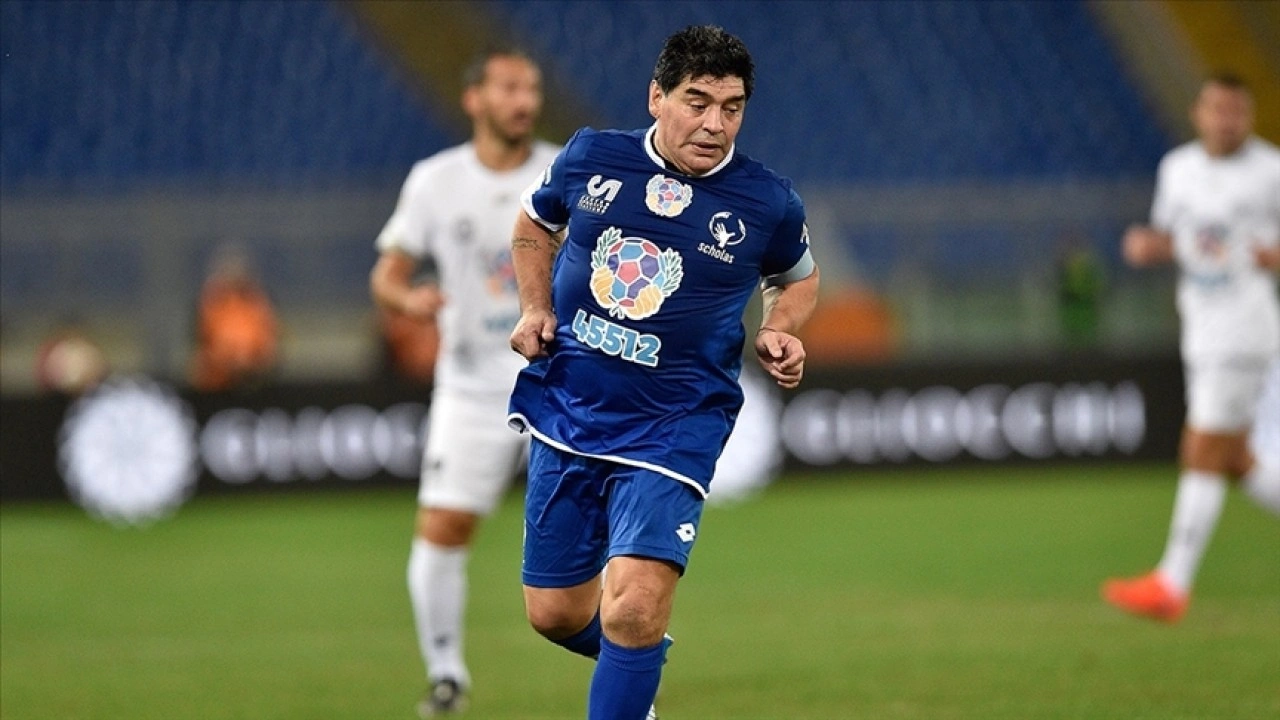 Futbol efsanesi Maradona ölümünün 5. yılında anılıyor