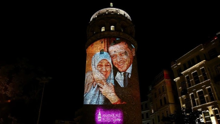 Galata Kulesi'ne yansıtılan fotoğraflarla Anneler Günü kutlandı