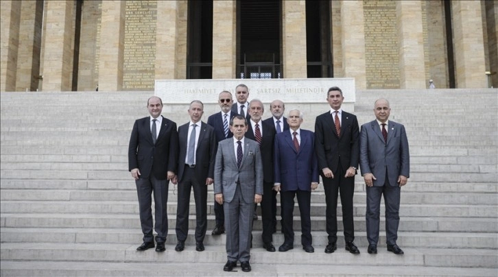 Galatasaray Başkanı Dursun Özbek, yönetim kurulu üyeleriyle Anıtkabir'i ziyaret etti