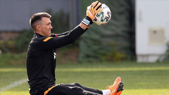 Galatasaray'da Muslera sahada adaptasyon çalışmalarına başladı