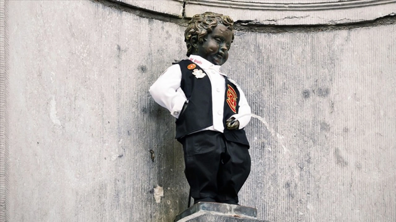 Galatasaray'ın 5 yıldızlı forması Brüksel'in 406 yıllık simgesi Manneken Pis'e giydir