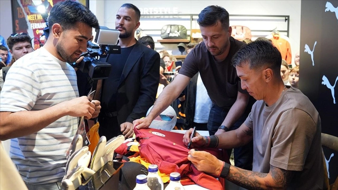 Galatasaray'ın Uruguaylı file bekçisi Muslera, imza gününde taraftarla buluştu