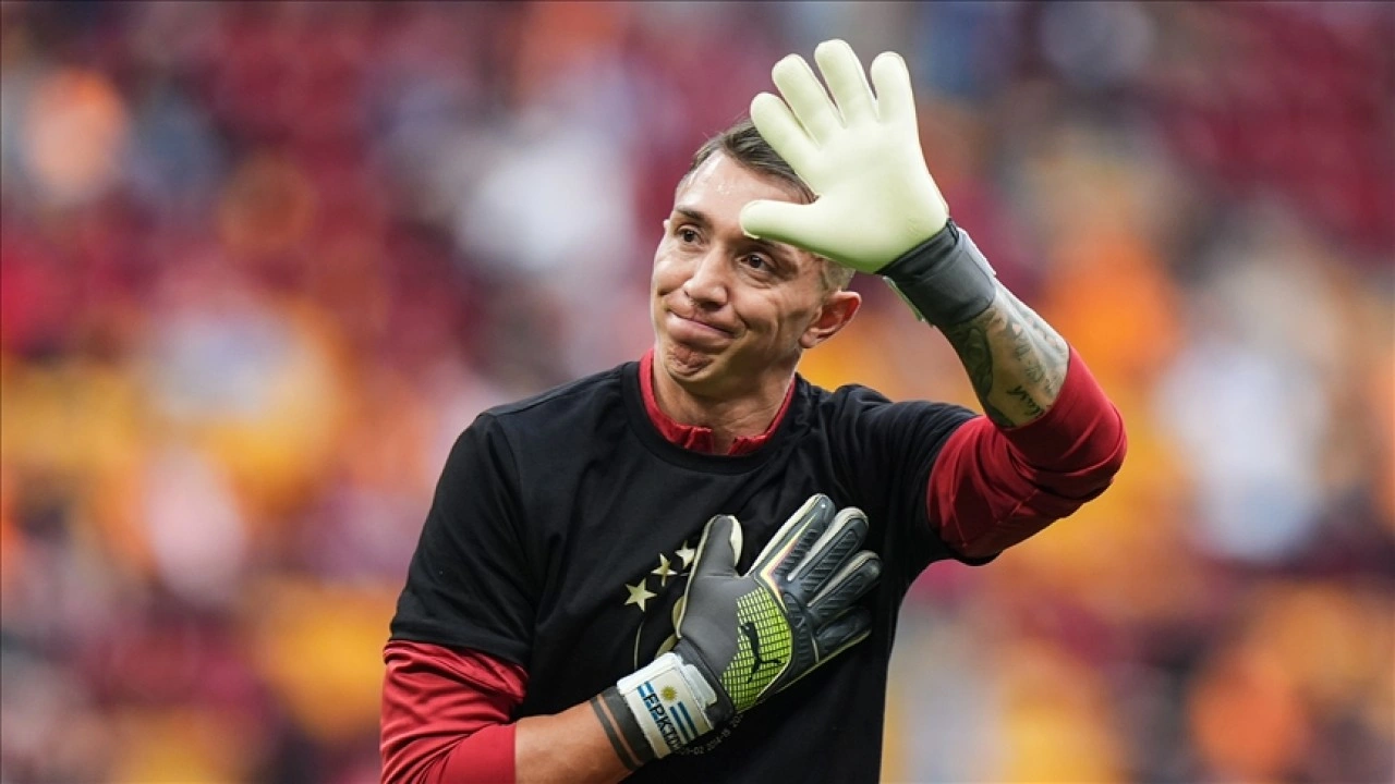 Galatasaray kariyerini sonlandıran Muslera, İstanbul'dan ayrıldı