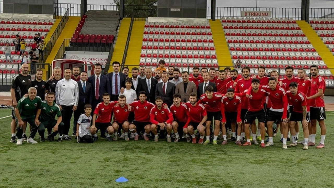 Galatasaray Kulübü Başkanı Özbek, antrenman yapan Mardin 1969 Spor'u ziyaret etti