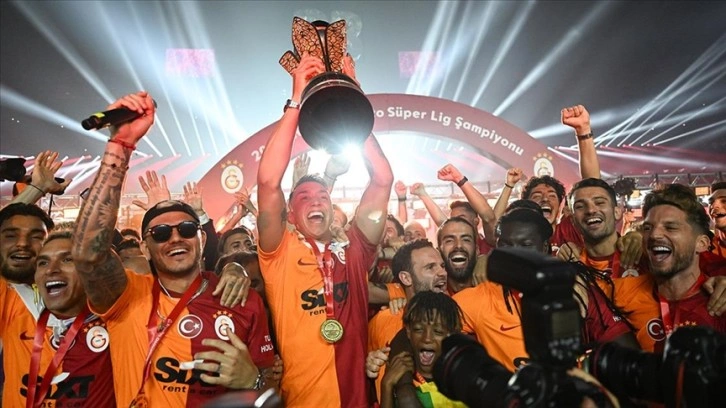 Galatasaray, şampiyonluk kupasını kaldırdı