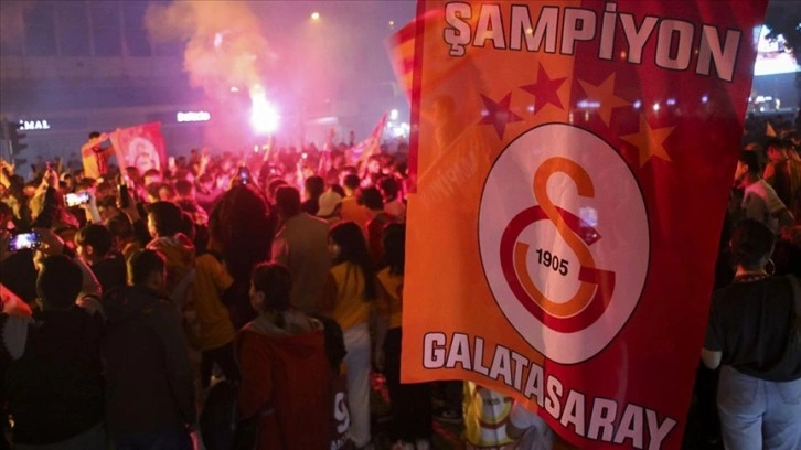 Galatasaray taraftarları şampiyonluğu kutladı