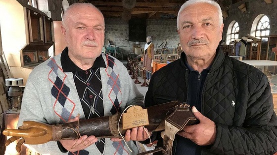 Gazi dedesinin 90 yıllık protez kolunu müzeye bağışladı