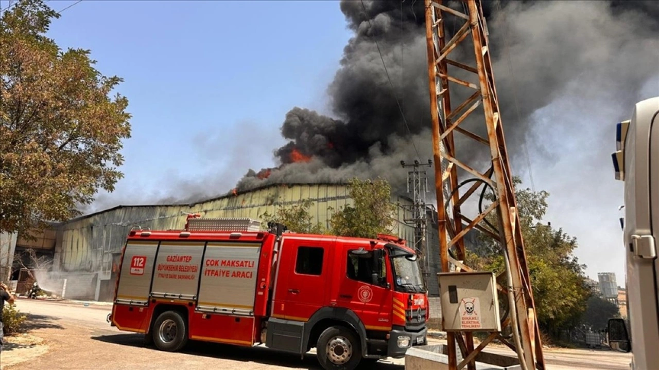 Gaziantep'te halı fabrikasında çıkan yangına müdahale ediliyor