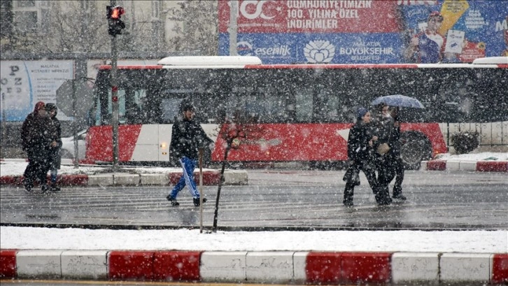 Gaziantep ve Malatya'da kar yağışı etkili oluyor