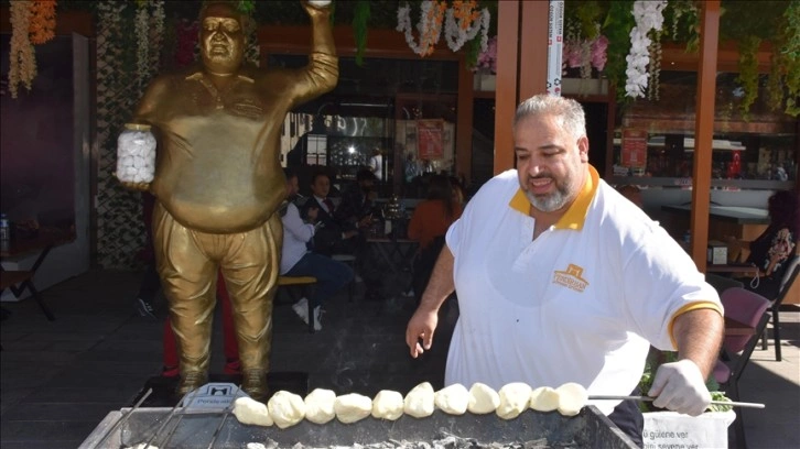 Gaziantep'te 11 metrelik katmer, 12 metrelik de peynir kebabı yapıldı