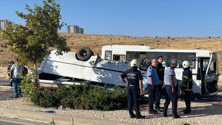 Gaziantep'te 2 işçi servisinin çarpışması sonucu 19 kişi yaralandı