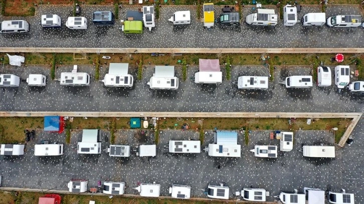 Gaziantep'te depremlerin ardından binalara girmeye korkanlar karavan parkta kalıyor