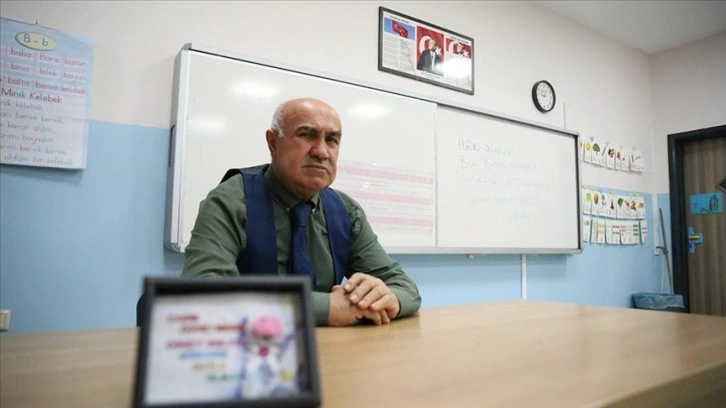 Gaziantep'te emekli olan öğretmene öğrencilerinden duygulandıran veda