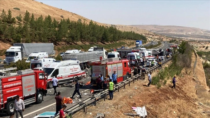 Gaziantep'te kaza yapan araca müdahale eden ekiplere yolcu otobüsü çarptı, 16 kişi öldü