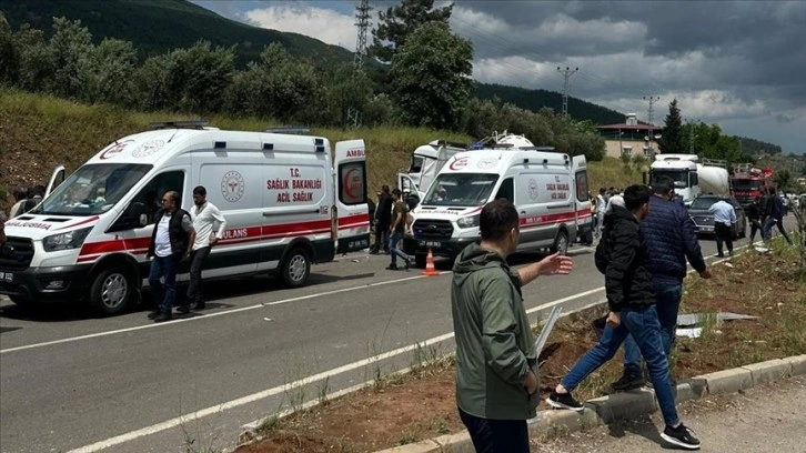 Gaziantep'te minibüsle beton mikseri çarpıştı: 8 ölü, 11 yaralı