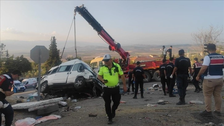 Gaziantep'te seyir halindeki kamyon trafik ışığındaki 3 araca çarptı: 6 ölü, 16 yaralı