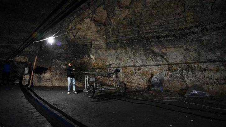 Gaziantep'te sıcak havadan etkilenmeyen kendir ustaları mağaralarda üretimlerini sürdürüyor