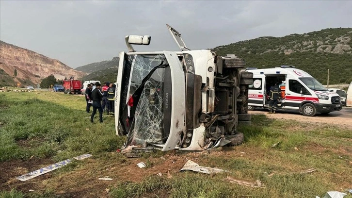 Gaziantep'te yolcu midibüsünün devrilmesi sonucu 10 kişi yaralandı