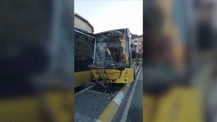 Gaziosmanpaşa'da gaz pedalı takılı kalan İETT otobüsü duraktaki 4 araca çarptı