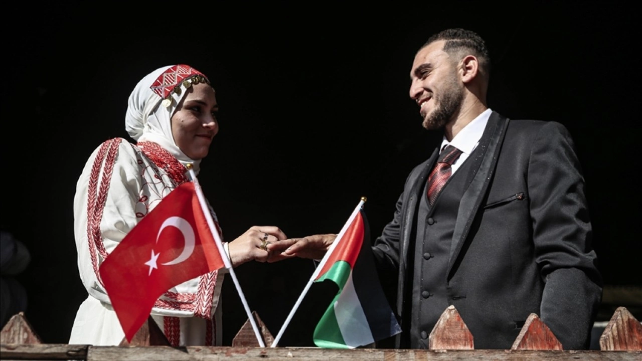 Gazze'de 203 gen&ccedil;, Ribat Eğitim Vakfı'nın katkılarıyla d&uuml;zenlenen toplu nikahla d&uuml;nya evin