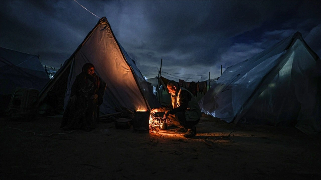 Gazze'de beklenen fırtına ve soÄŸuk hava dalgası çadırlardaki binlerce aileyi tehdit ediyor