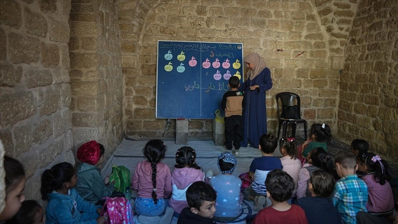 Gazze'de Eyyubiler'den kalma tarihi okul, 2 yıl eğitimden uzak kalan öğrencilere kapıların