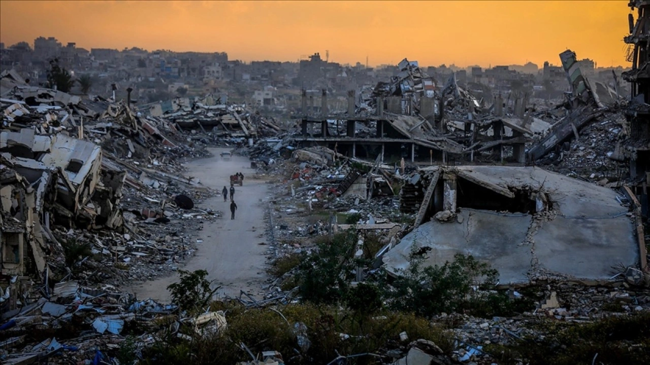 Gazze&rsquo;de İsrail&rsquo;in daha &ouml;nce bombaladığı binanın duvarının &ccedil;&ouml;kmesiyle 1 kişi hayatını kaybetti