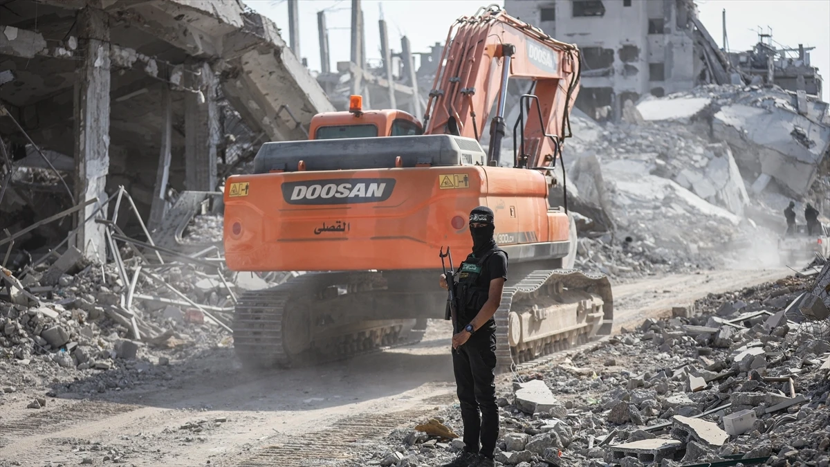 Gazze’de İsrail’in sebep olduğu yıkımın enkazı altında kalan kayıp cenazeler tek ekskavatörle aranacak