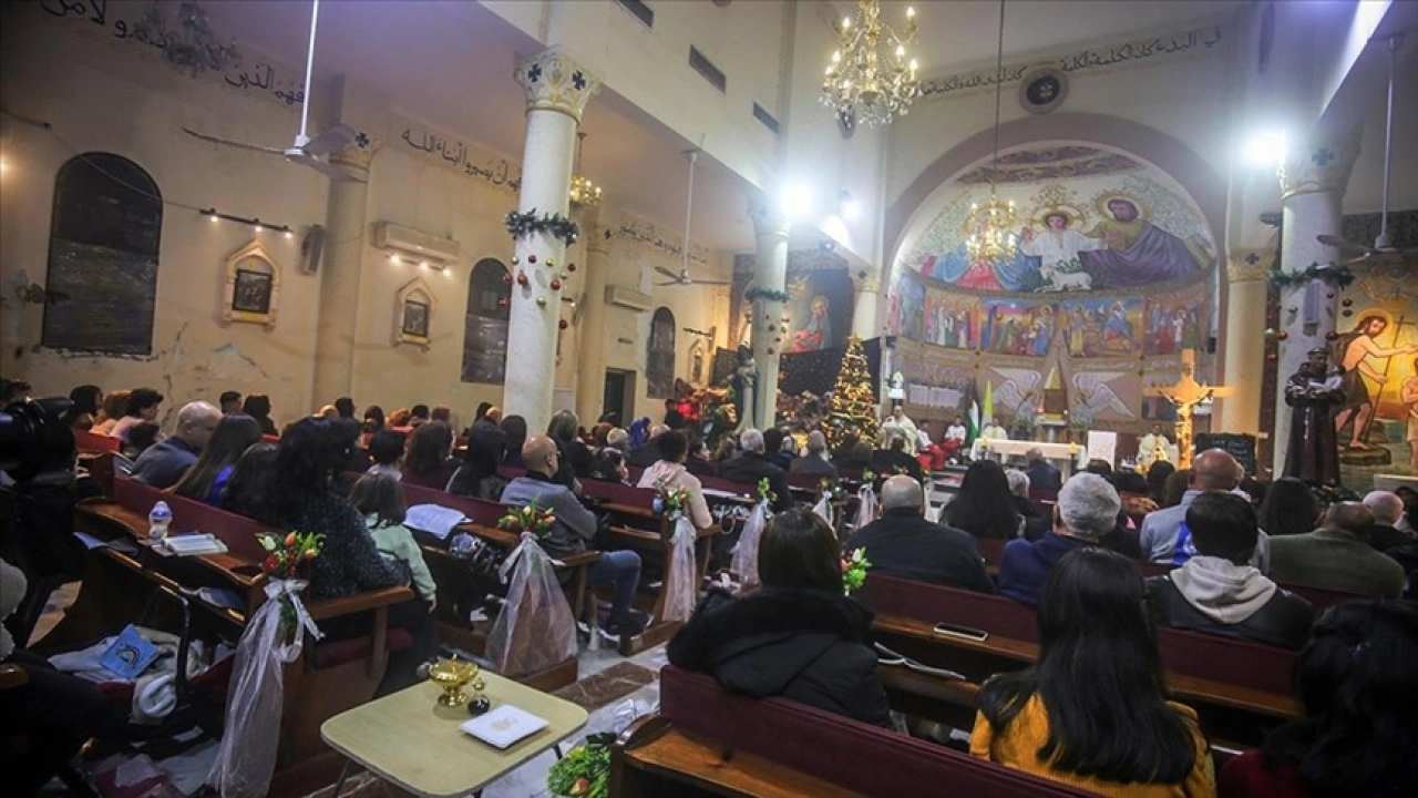 Gazze'deki Hristiyanlar Noel ayininde İsrail'in neden olduğu yıkımın ortasında barış i&ccedil;in