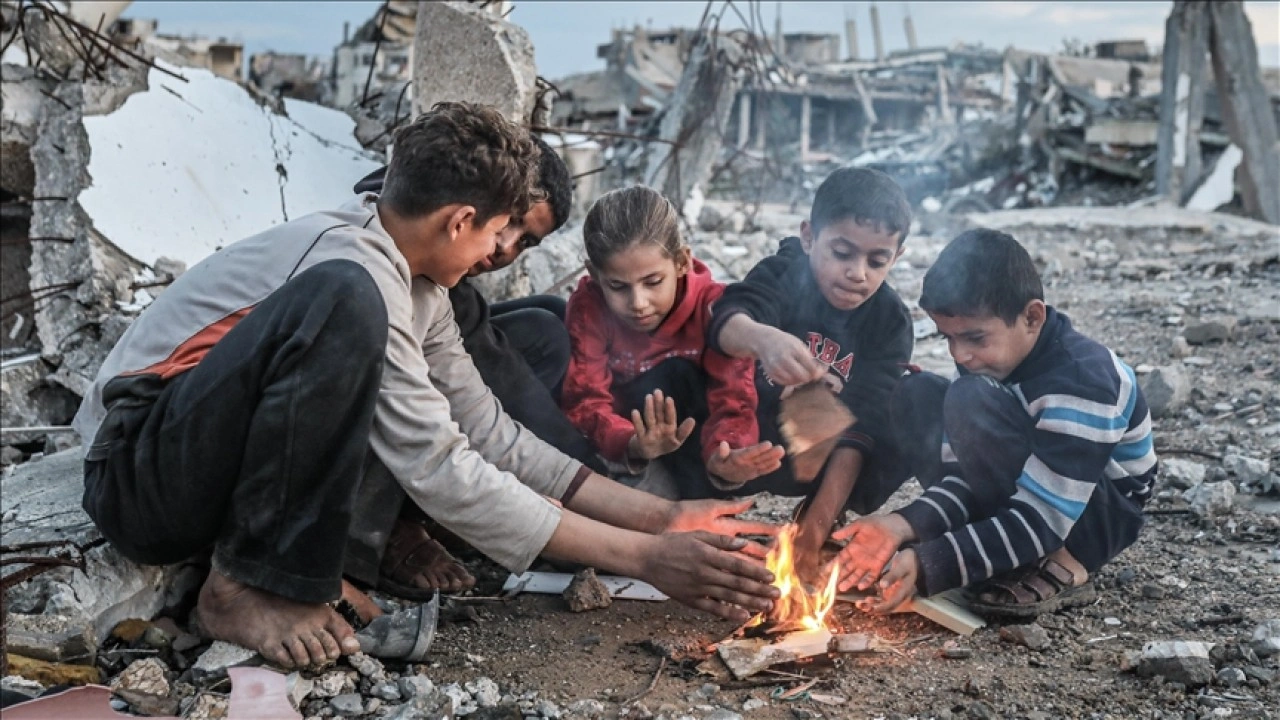 Gazze'deki Sivil Savunma: Soğuk havaların başlamasından bu yana 17 kişi soğuktan &ouml;ld&uuml;