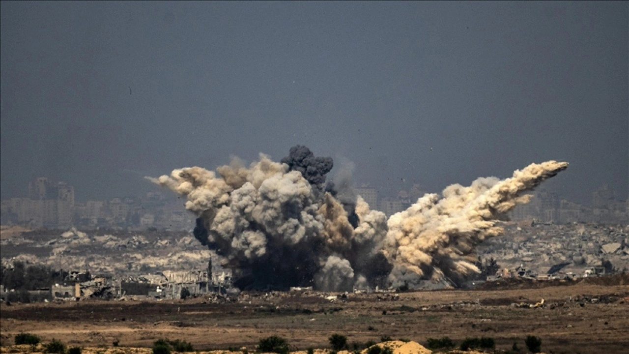 Gazze'nin merkezi İsrail'in bombalarla gerçekleştirdiği yıkım nedeniyle patlamalarla sarsı