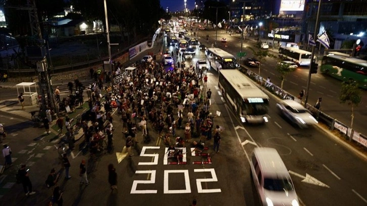 Gazze Şeridi'ndeki İsrailli esirlerin aileleri Tel Aviv'de yol kapattı