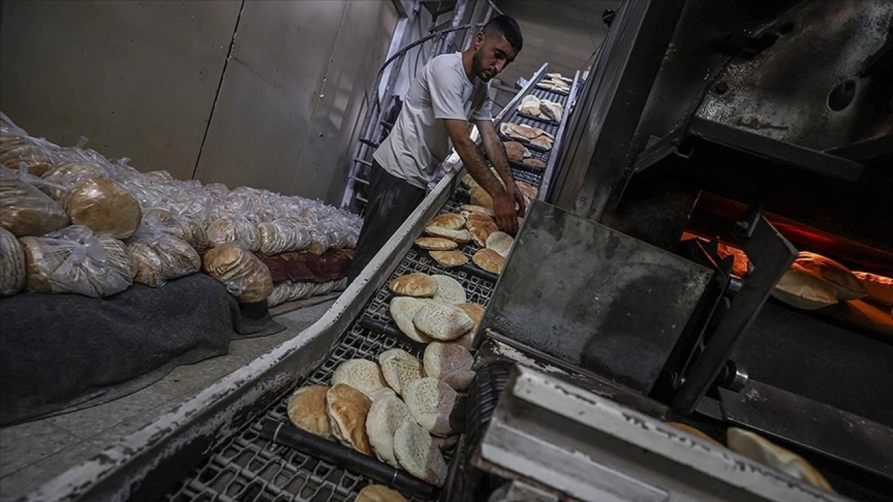 Gazze'ye kısıtlı miktarda ulaşan un ile fırınlar yeniden ekmek üretimine başladı