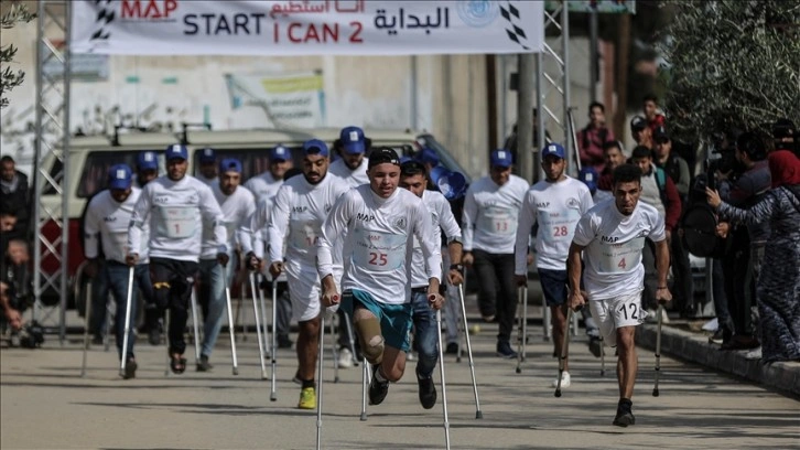 Gazze'de düzenlenen etkinlikte engelliler koltuk değnekleriyle koştu