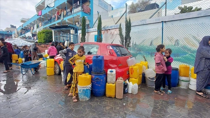 Gazze'de İsrail'in susuz bıraktığı Filistinliler, içmeye elverişli olmayan sularla hayata
