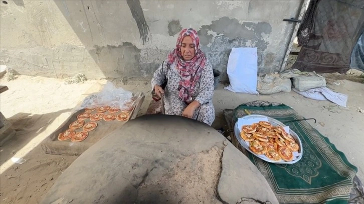 Gazze'de yerinden edilmiş Filistinli kadınlar pizza yaparak ailelerini geçindiriyor