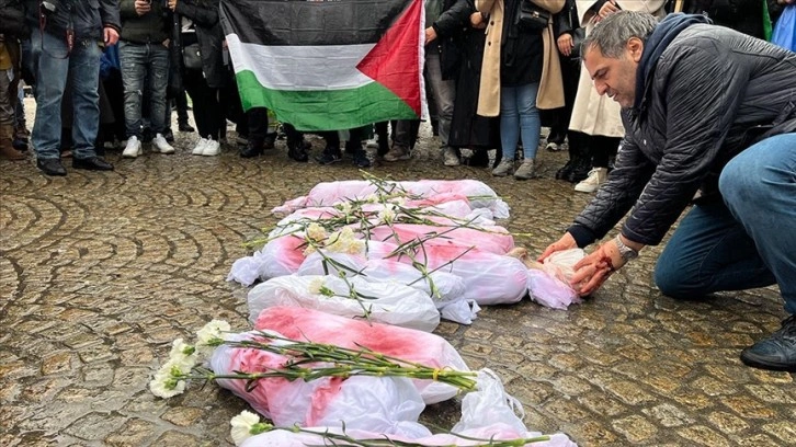 Gazze'deki çocuk ölümleri Amsterdam'da canlandırıldı