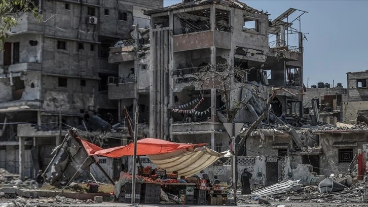 Gazze'deki Han Yunus Belediyesi, imkansızlıklara rağmen İsrail'in bıraktığı enkazı temizli