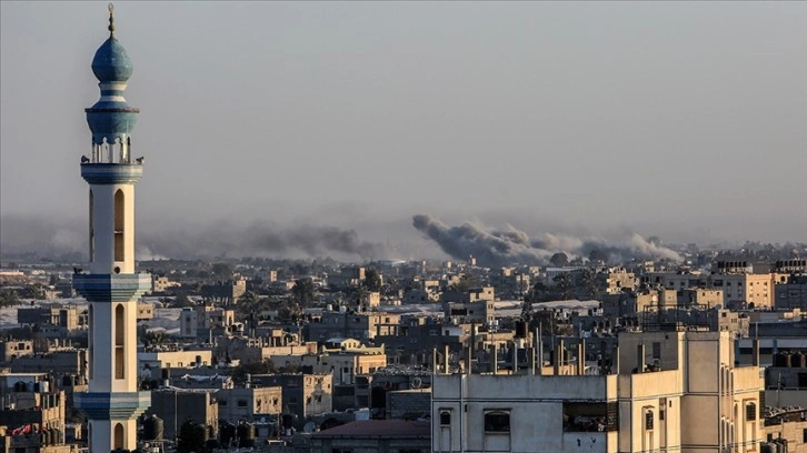 Gazze'deki hükümet: İsrail ordusu Han Yunus'taki 5 sığınma merkezinde 30 bin kişiyi hedef