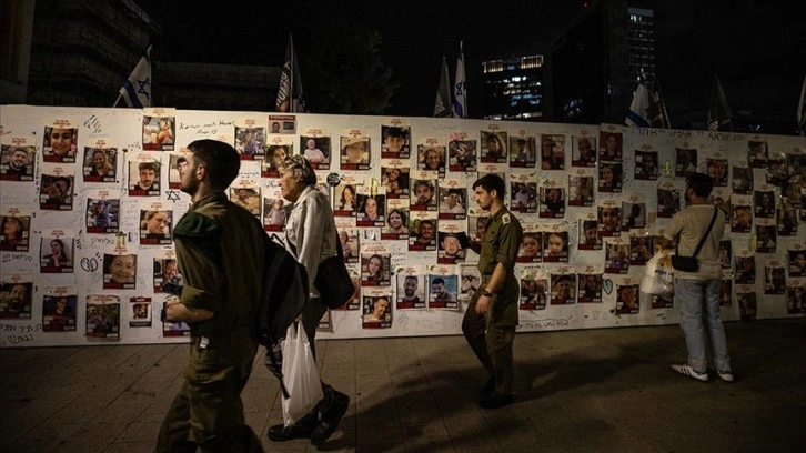 Gazze’deki İsrailli esirlerin aileleri, esir takası talebiyle Tel Aviv’den Batı Kudüs’e yürüyor