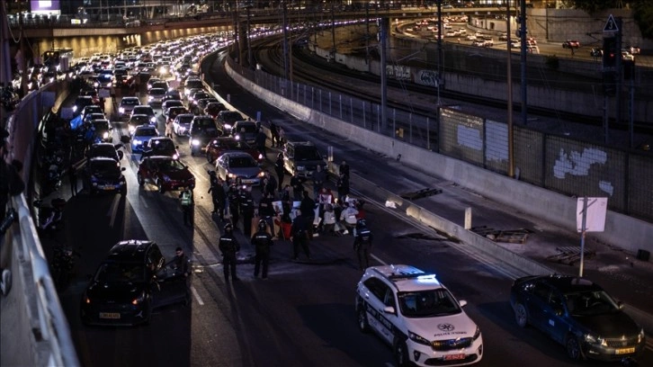 Gazze'deki İsrailli esirlerin yakınları Tel Aviv'de otoyolu kapattı