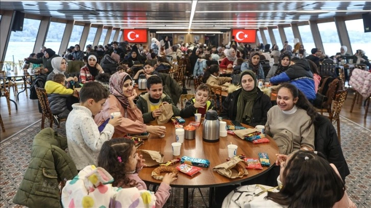 Gazze'den tahliye edilen Filistinli çocuklar Boğaz turu yaptı