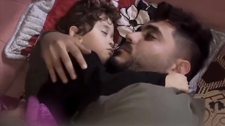 Gazzeli baba, İsrail bombardımanında zarar görmesin diye oğluna sarılarak uyuyor