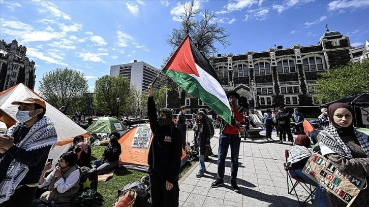 Gazzeli çocuklar, dayanışma için üniversite öğrencilerinin protestosuna karşılık verdi