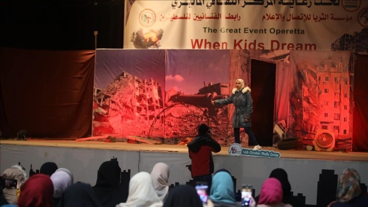 Gazzeli çocuklar, tiyatro sahnesinden dünyaya İngilizce seslendi