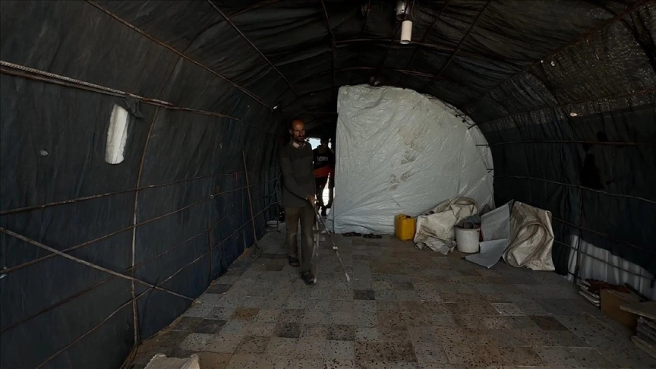 Gazzeli iki kardeş, yağmurdan korumayan &ccedil;adırlara alternatif olarak demir iskeletten &ccedil;adır yaptı