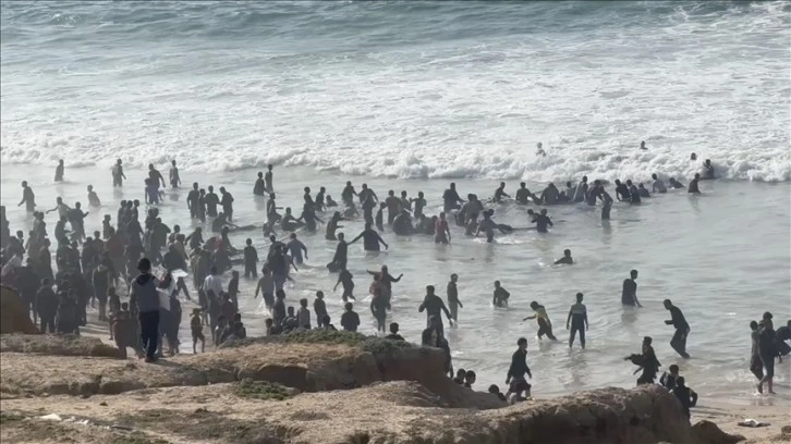 Gazzeliler, denize düşen yardımlara ulaşmaya çalışırken boğulma tehlikesiyle karşı karşıya kalıyor