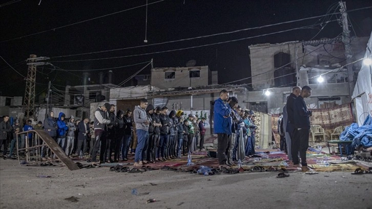 Gazzeliler Kadir Gecesi'ni sokaklarda ve yıkılan camilerin enkazında idrak etti