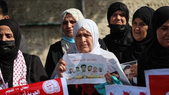 Gazzelilerden İsrail hapishanelerinde açlık grevi yapan Filistinlilere destek gösterisi
